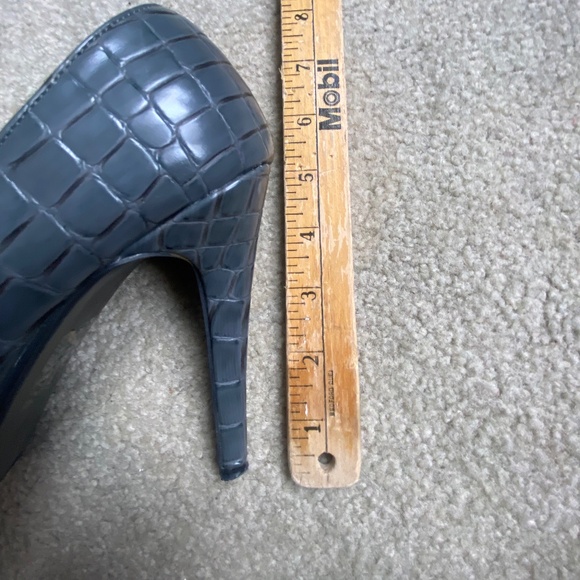 GUC Grey Faux Croc Pumps, Size 8 - Picture 10 of 11